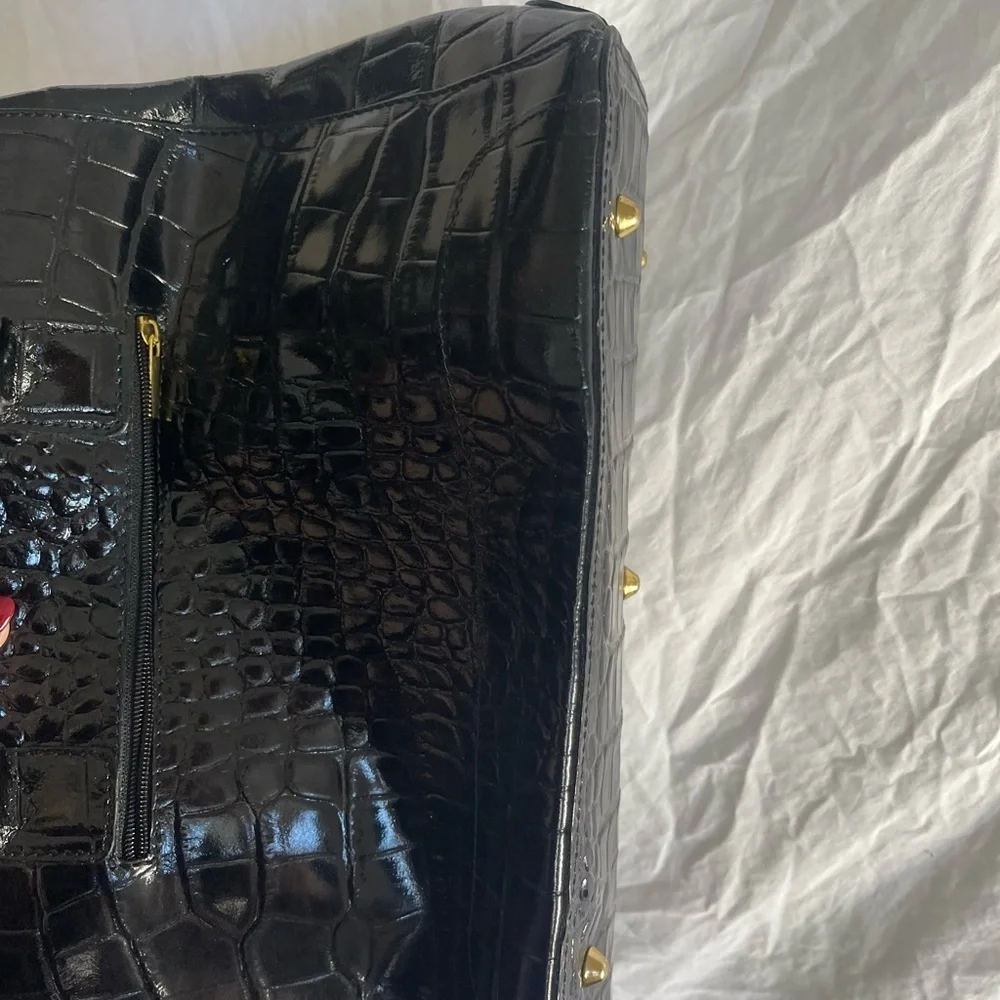 Vera Pelle leather Elegant Black-Embossed Handbag